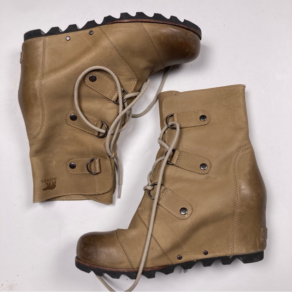 SOREL Joan of Arctic Wedge Ankle Snowboots in Tan Leather